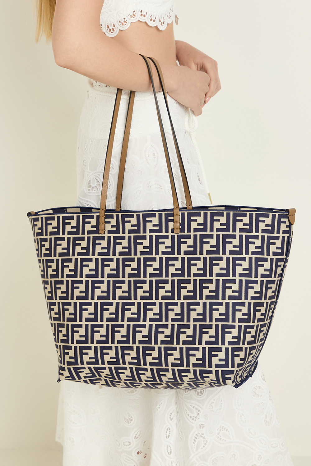 תמונת כל הלוק של תיק נשיאה דו צדדי גדול FENDI